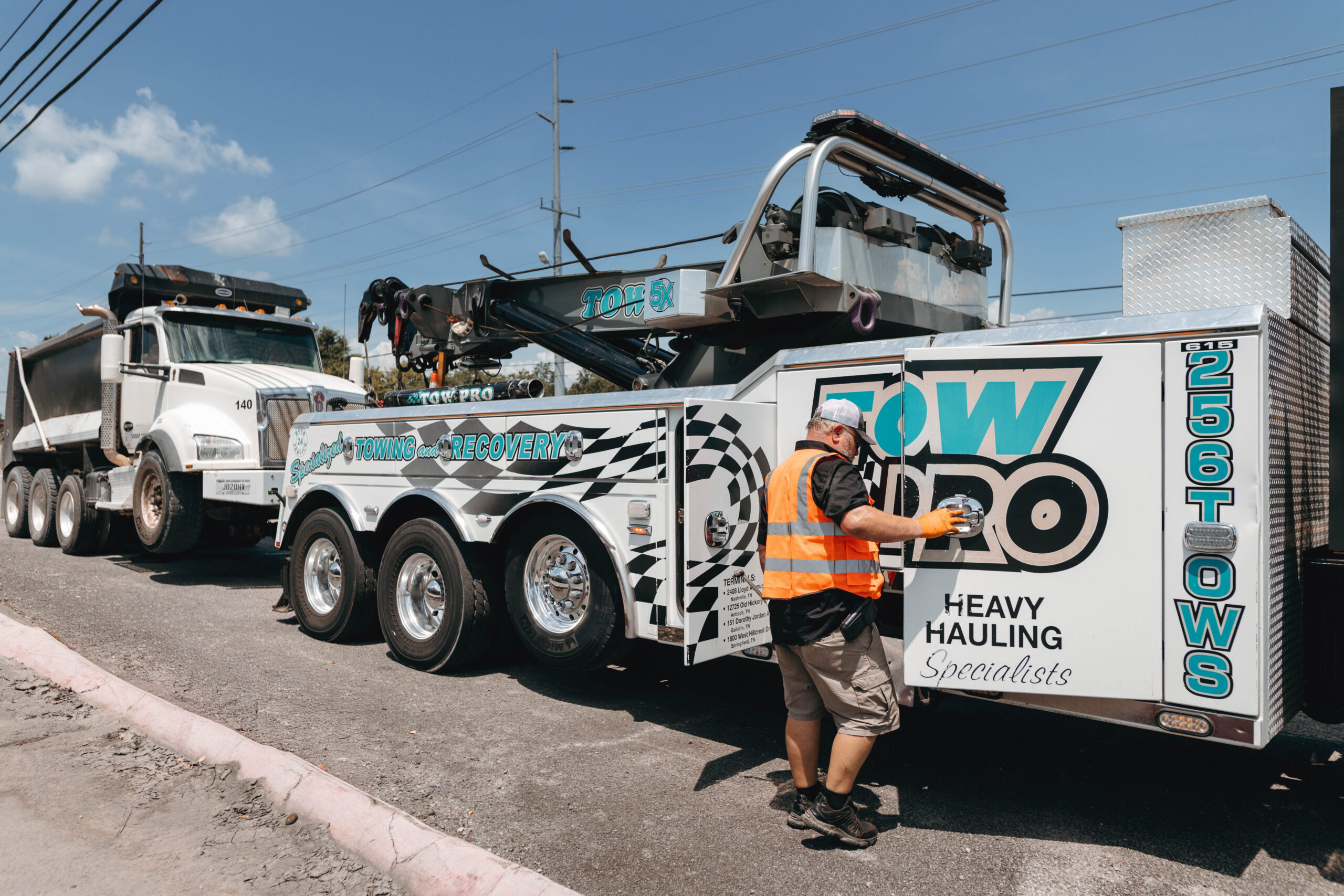 Nashville wrecker truck specialist performing a roadside recovery of a heavy-duty commercial vehicle to ensure road safety.